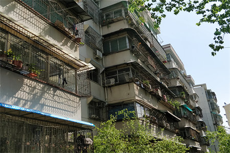 四实小附近3室2厅2卫96万138m2毛坯房出售